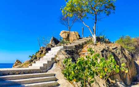 Schöne Felsen Klippen Steine und Felsbrocken auf Berg mit natürlichen Treppen am Strand in Zicatela Puerto Escondido Oaxaca Mexiko.