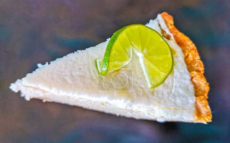 Délicieuse tranche de tarte au citron vert et crème au Zicatela Puerto Escondido Oaxaca Mexique.
