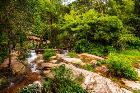 Schöner Wasserfall am Doi Suthep Wanderweg Wat Pha Lat im tropischen Dschungel Naturwald in Chiang Mai Amphoe Mueang Chiang Mai Thailand in Südostasien Asien.