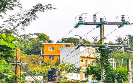 Téléchargez les photos : Câble électrique avec ciel bleu à Zicatela Puerto Escondido Oaxaca Mexique. - en image libre de droit