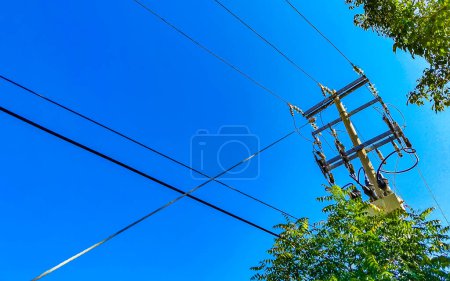 Téléchargez les photos : Câble électrique avec ciel bleu à Zicatela Puerto Escondido Oaxaca Mexique. - en image libre de droit