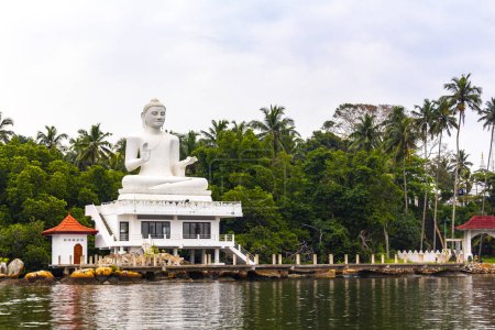 Grande statue de Bouddha blanc dans le temple Bentota Udakotuwa à Bentota Ganga à Bentota Beach Galle District Province du Sud Sri Lanka.