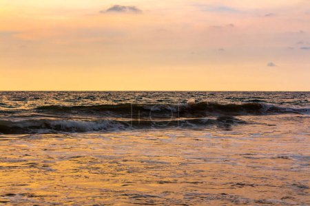 Schönes, sonniges Landschaftspanorama mit riesigen Wellen und klarem Wasser im Bentota Beach Galle District Southern Province Sri Lanka Island.