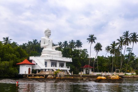 Große weiße Buddha-Statue im Bentota Udakotuwa Tempel am Bentota Ganga im Distrikt Bentota Beach Galle in der südlichen Provinz Sri Lanka.