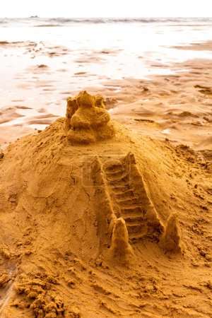 Temple de sable sur la plage comme un château de sable à Bentota Beach au Sri Lanka.