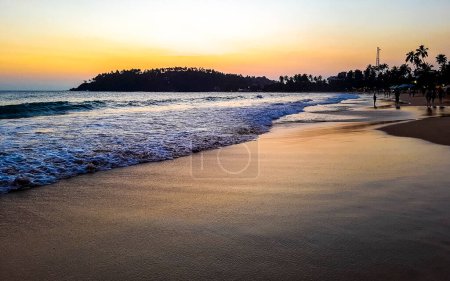 Beau coucher de soleil coloré sur la plage de Mirissa Beach Matara District Province du Sud Sri Lanka.