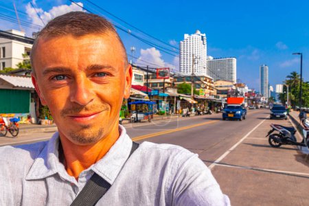 El hombre toma foto selfie en la ciudad en Pattaya Bang Lamung Amphoe Chon Buri Tailandia en el sudeste de Asia.