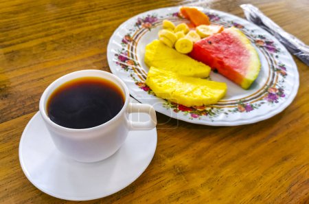 Téléchargez les photos : Assiette avec fruits sélectionnés papaye banane pastèque et ananas et une tasse de café à Alajuela Costa Rica en Amérique centrale. - en image libre de droit