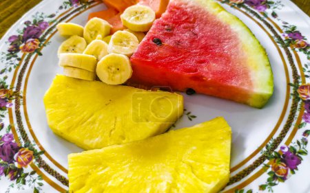 Teller mit ausgewählten Früchten Papaya-Bananen-Wassermelone und Ananas in Alajuela Costa Rica in Mittelamerika.