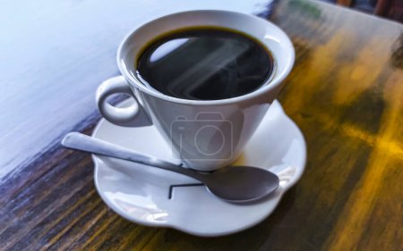 Weiße Tasse schwarzen Americano-Kaffee auf einem Holztisch in Alajuela Costa Rica in Mittelamerika.