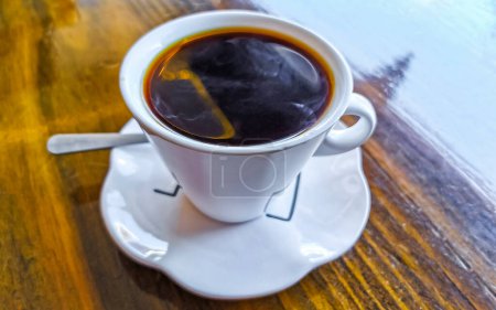 Weiße Tasse schwarzen Americano-Kaffee auf einem Holztisch in Alajuela Costa Rica in Mittelamerika.