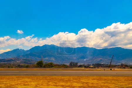 Start- und Landebahn Flughafen und Stadtberge Blick aus dem Flugzeug in Rio Segundo Alajuela Costa Rica in Mittelamerika.