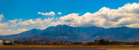 Start- und Landebahn Flughafen und Stadtberge Blick aus dem Flugzeug in Rio Segundo Alajuela Costa Rica in Mittelamerika.
