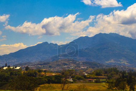 Téléchargez les photos : Aéroport de piste et vue panoramique sur les montagnes de la ville depuis l'avion à Rio Segundo Alajuela Costa Rica en Amérique centrale. - en image libre de droit