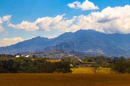 Aéroport de piste et vue panoramique sur les montagnes de la ville depuis l'avion à Rio Segundo Alajuela Costa Rica en Amérique centrale.