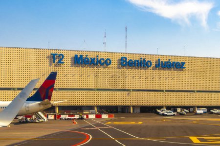 Téléchargez les photos : Avion à l'aéroport Bâtiment et piste Aeropuerto Internacional Benito Juarez à Penon de los Banos Venustiano Carranza Mexico Mexique. - en image libre de droit
