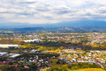 Téléchargez les photos : Aéroport de piste et vue panoramique sur les montagnes de la ville depuis l'avion à Rio Segundo Alajuela Costa Rica en Amérique centrale. - en image libre de droit