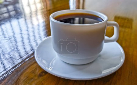 Coupe blanche de café noir Americano sur une table en bois à Alajuela Costa Rica en Amérique centrale.
