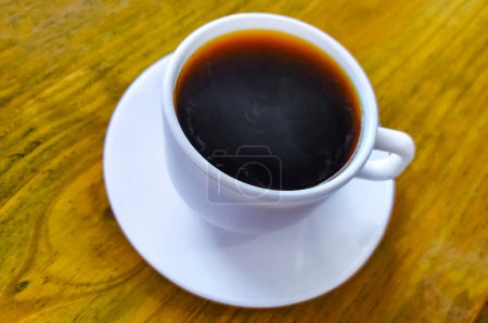 Téléchargez les photos : Coupe blanche de café noir Americano sur une table en bois à Alajuela Costa Rica en Amérique centrale. - en image libre de droit