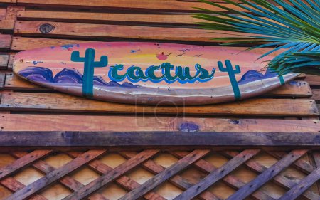Foto de Cartel publicitario en tabla de surf cactus beach club en Zicatela Puerto Escondido Oaxaca México. - Imagen libre de derechos
