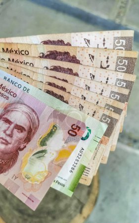 Foto de Dinero Billetes de pesos mexicanos en mano en Zicatela Puerto Escondido Oaxaca México. - Imagen libre de derechos