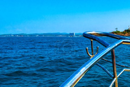 Mirissa Beach Provincia del Sur Sri Lanka 19. Marzo 2018 Viaje en barco en catamarán tour en barco ballena azul turistas personas y mar océano y agua en Mirissa Beach Matara District Southern Province Sri Lanka.