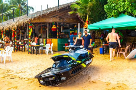 Foto de Mirissa Beach Provincia del Sur Sri Lanka 19. Marzo 2018 Alquile una moto acuática y disfrute de deportes acuáticos en Mirissa Beach Matara District Southern Province Sri Lanka. - Imagen libre de derechos