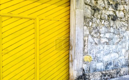 Textura de puerta de madera amarilla Tableros de puertas en México Quintana Roo.