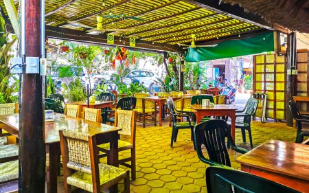 Foto de El famoso restaurante y cafetería El Cafecito con gente construyendo y dentro en Zicatela Puerto Escondido Oaxaca México. - Imagen libre de derechos