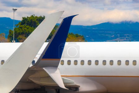 Aéroport de piste et vue panoramique sur les montagnes de la ville depuis l'avion à Rio Segundo Alajuela Costa Rica en Amérique centrale.