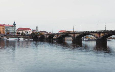 Foto de Puente Palacky en Praga (Chequia) en otoño con el río Moldava en primer plano. Ciudad vieja de Praga - Puente - foto tomada desde el nivel del río. Paisaje urbano de Praga. - Imagen libre de derechos