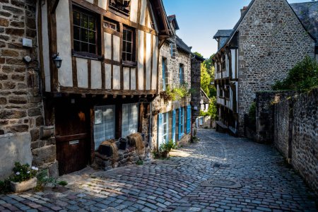 Foto de Breton Village Dinan con callejones estrechos y casas de entramado de madera en el departamento Ille et Vilaine en Bretaña, Francia - Imagen libre de derechos