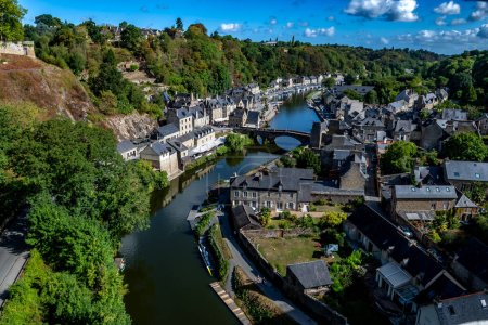 Bretonisches Dorf Dinan mit Fachwerkhäusern und Fluss La Rance im Departement Ille et Vilaine in der Bretagne, Frankreich