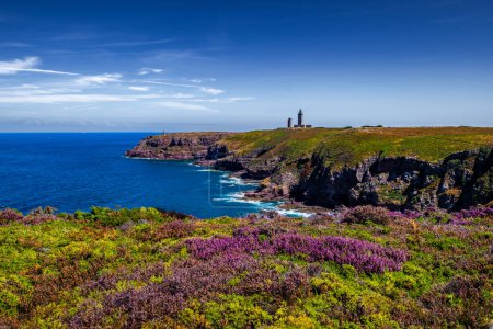 Téléchargez les photos : Falaises sur la côte atlantique avec ancien phare au Cap Frehel en Bretagne, France ; Phare du Cap Frehel - en image libre de droit
