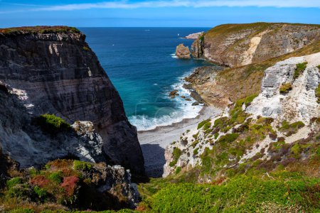 Téléchargez les photos : Des falaises spectaculaires et une plage de sable fin sur la côte atlantique du Cap Frehel en Bretagne, France - en image libre de droit