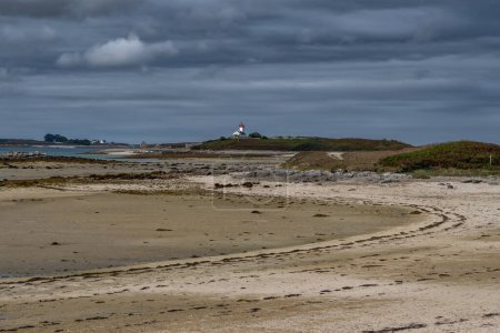 Téléchargez les photos : Plage De Sainte Cava Avec Phare Sur L'île De Finistère Wrach En Bretagne, France - en image libre de droit