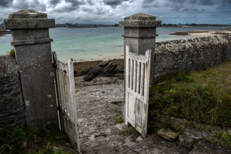 Téléchargez les photos : Porte Ouverte Au Phare De La Plage De Sainte Cava Sur L'île De Finistère Wrach En Bretagne, France - en image libre de droit
