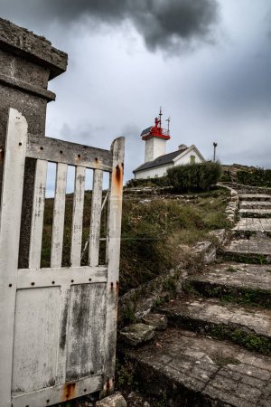 Téléchargez les photos : Phare Sur La Plage De Sainte Cava Sur L'île De Finistère Wrach En Bretagne, France - en image libre de droit