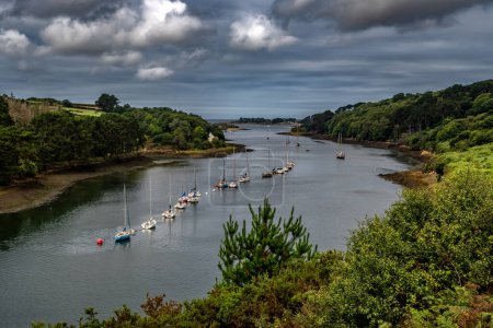 Téléchargez les photos : Rivière Aber Wrac'h et paysage dans la région Landeda à l'arrivée Côte Atlantique en Bretagne, France - en image libre de droit
