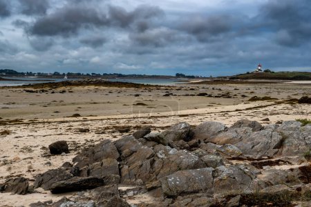 Téléchargez les photos : Plage De Sainte Cava Avec Phare Sur L'île De Finistère Wrach En Bretagne, France - en image libre de droit