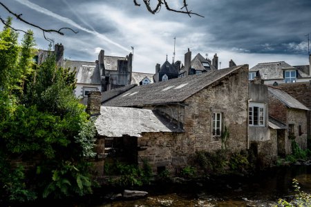 Téléchargez les photos : Bâtiments anciens dans le village médiéval et artiste Enclave Pont Aven à Finistere River Aven en Bretagne, France - en image libre de droit
