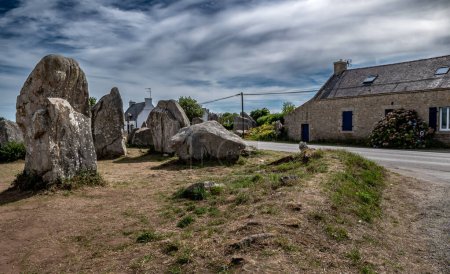 Téléchargez les photos : Ancien champ de pierre Kerzerho Cruzuno avec mégalithes néolithiques et chalet près de Finistere Village Carnac en Bretagne, France - en image libre de droit
