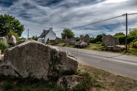 Téléchargez les photos : Ancien champ de pierre Kerzerho Cruzuno avec mégalithes néolithiques et chalet près de Finistere Village Carnac en Bretagne, France - en image libre de droit