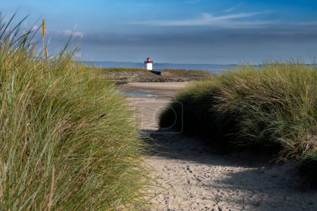 Foto de Burry Port Lighthouse y Sandy Beach con dunas en Carmarthenshire, Gales, Reino Unido - Imagen libre de derechos