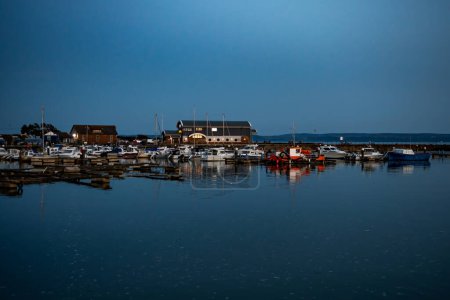 Foto de Puerto con barcos a motor en la noche en el pueblo de Burry Port en Gales, Reino Unido - Imagen libre de derechos