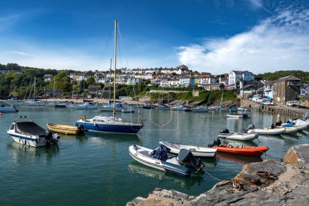 Foto de Seaside Town Of New Quay In Cardigan Bay At The Atlantic Coast Of Pembrokeshire In Wales, Reino Unido - Imagen libre de derechos
