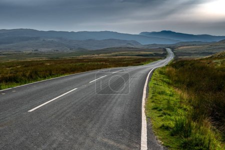 Verlassene Straße durch spektakuläre ländliche Landschaft des Snowdonia Nationalparks in Nordwales, Vereinigtes Königreich