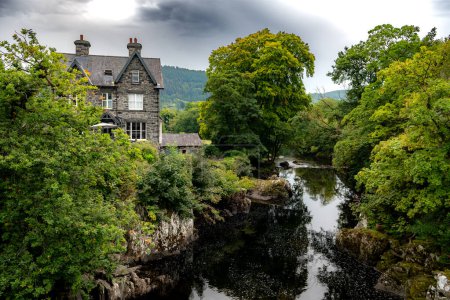 Téléchargez les photos : Village Betws-y-Coed And River Conwy dans le parc national de Snowdonia au Pays de Galles, Royaume-Uni - en image libre de droit