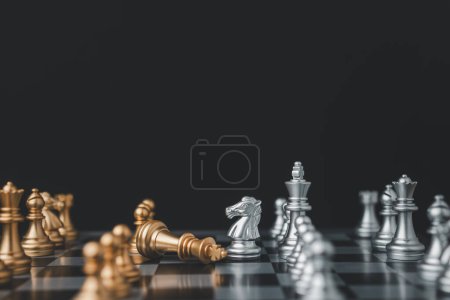 Foto de Juego de tablero de ajedrez para el pensamiento y la competencia y la estrategia como busi - Imagen libre de derechos