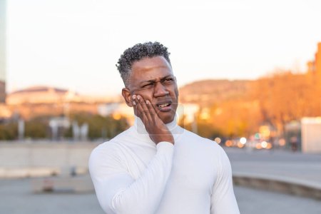 Téléchargez les photos : Portrait d'un homme à la peau noire se plaignant de douleurs dentaires - en image libre de droit